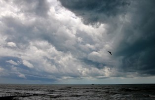 В Черном море штормовой ветер, высокие волны