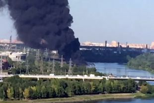 В столице ликвидируют последствия возгорания нефтяного пятна на Мокве-реке