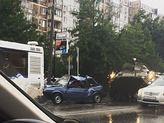 Новую пробку в Краснодаре создал БТР, врезавшийся в легковой автомобиль