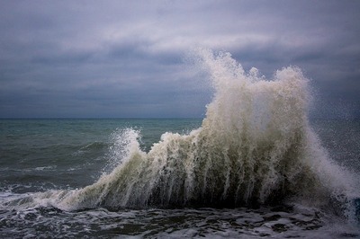 В Черном, Азовском морях и Керченском проливе волны до 2 м и СВ