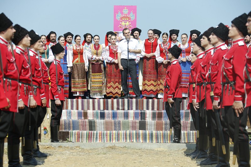 Вениамин Кондратьев дал старт празднику в честь 223-ей годовщины высадки первых черноморских казаков на Тамань/ФОТО/