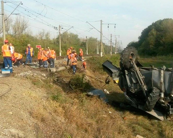 Движение поездов, нарушенное в результате столкновения с комбайном, полностью восстановлено в Краснодарском крае - ОБНОВЛЕНО