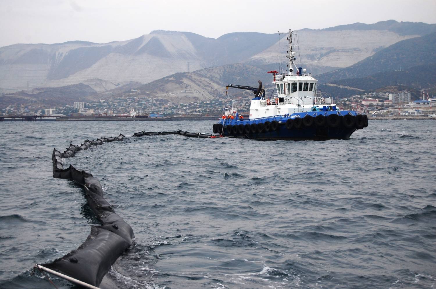 «Черномортранснефть» провело занятия по ликвидации аварийного разлива нефти в море в сложных погодных условиях