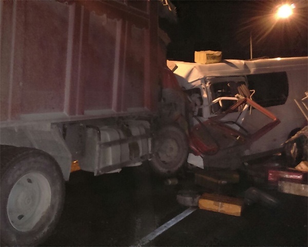 В результате прямого столкновения микроавтобуса и грузовика на Кубани погибли 4 человека
