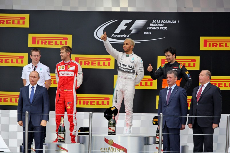 Британец Льюис Хэмилтон из Mercedes - победитель гонки Гран-при России «Формулы-1»
