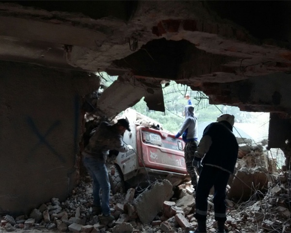 Рядом с Туапсе под завалами рухнувшего на спецтехнику здания спасатели ищут водителя