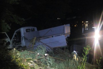 В Сочи рухнул на дорогу грузовик с пассажиром, водитель исчез