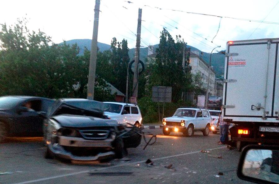 В Новороссийске в страшном ДТП водитель легковушки чудом остался жив