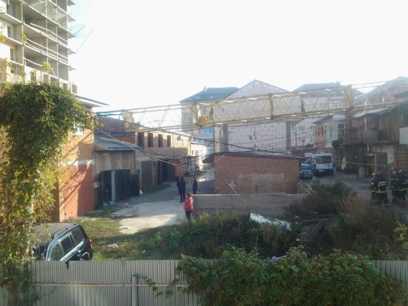 Огромный строительный кран рухнул на гаражи в Краснодаре /ФОТО/
