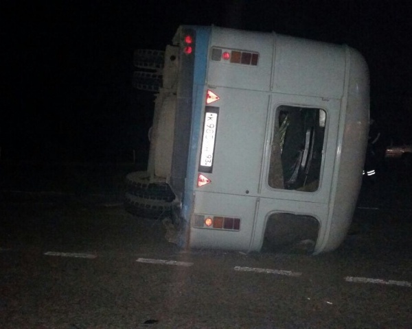 На Кубани в результате столкновения вахтового автобуса с легковушкой пострадали 6 человек
