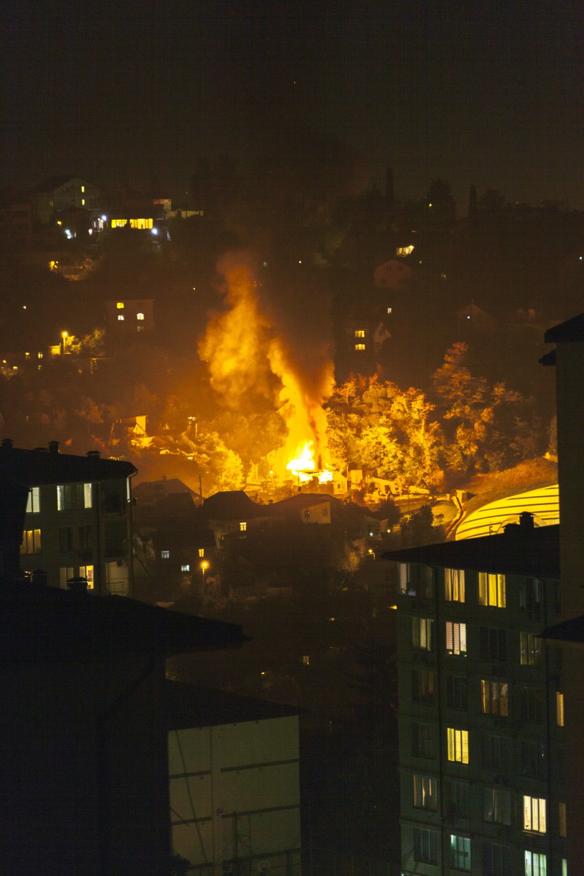 В Сочи горит частный жилой дом