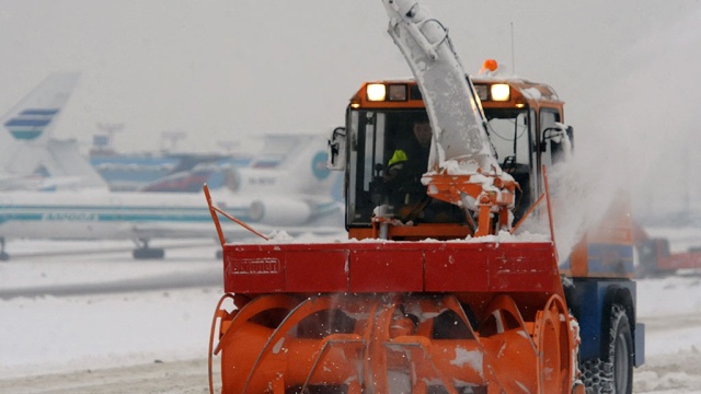 Мощный ночной снегопад внес коррективы в работу аэропортов Москвы