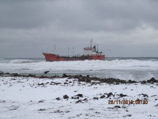 На Сахалине из-за аварии танкера около 500 м побережья залито нефтепродуктами