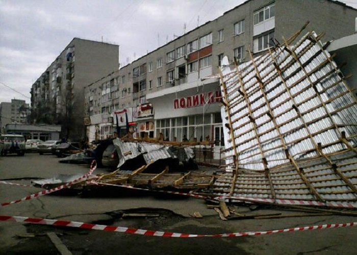 Сильный ветер в Армавире сорвал кровлю поликлиники и гаражей