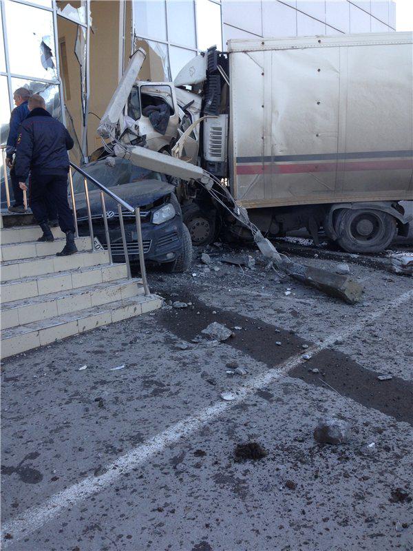 В результате ДТП в Новороссийске фура разбила три иномарки, а потом влетела в офисное здание/ФОТО/