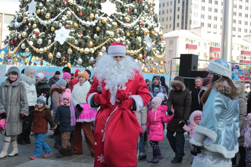 Сильный мороз не стал помехой новогодних праздников на Театральной площади