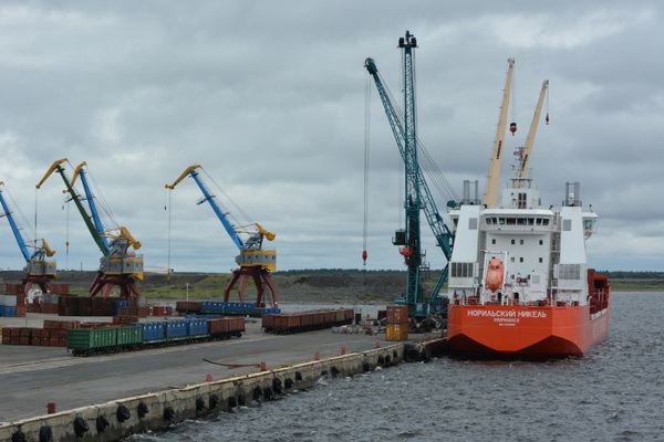 В Азовском меоре ледокол помогает судам пройти на порт Ейск