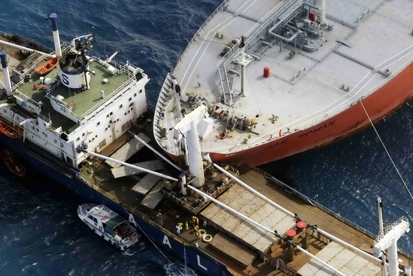 Нефтяной танкер врубился в грузовое судно