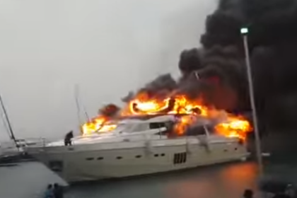 Суперъяхта россиянина сгорела в Турции