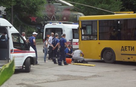 Водитель, которого придавил автобус, чудом остался жив