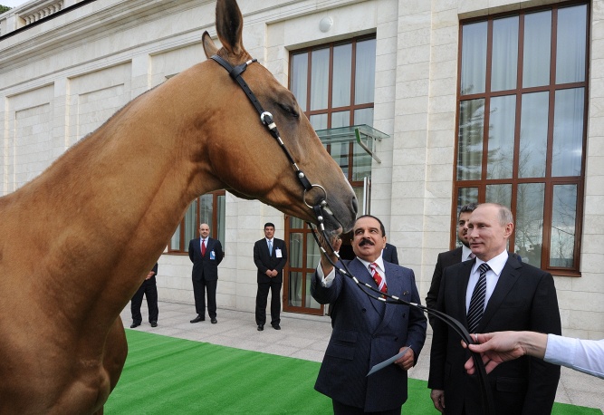 Путину король Бахрейна подарил меч, а в ответ получил молодого коня