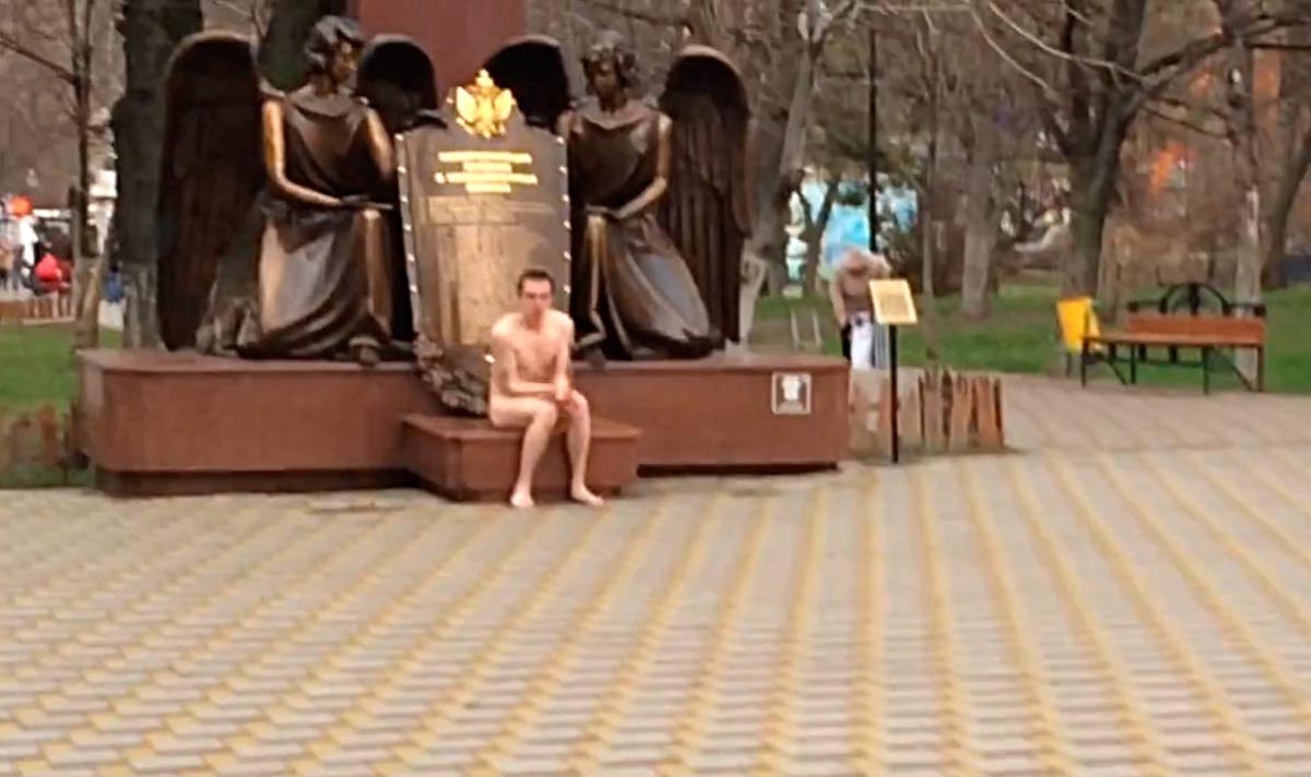 В Новороссийске в День святого Валентина мужчина бегал по парку голым