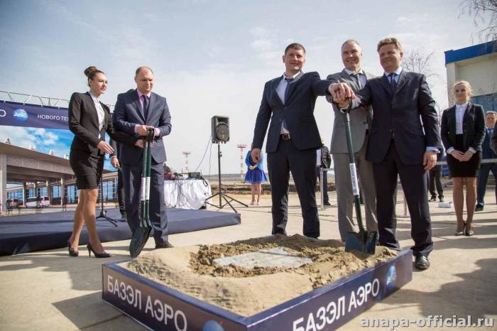 В Анапе в основание нового аэровокзала заложили первый камень