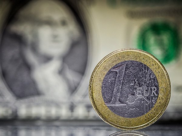 Евро падает, доллар опускается