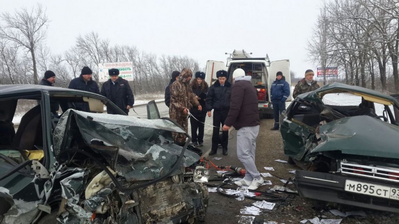 В Краснодаре при въезде на парковку пьяный водитель разбил шесть иномарок и легковушку