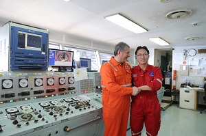 На шельфе Вьетнама руководители Роснефти и Петровьетнама посетили поисковую платформу