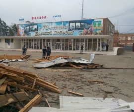 Кровлю порывом ветра сорвало на здании в Лабинске на Кубани
