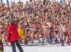 Одна тысяча лыжников в купальниках - новый мировой рекорд по одновременному спуску с гор /ФОТО/