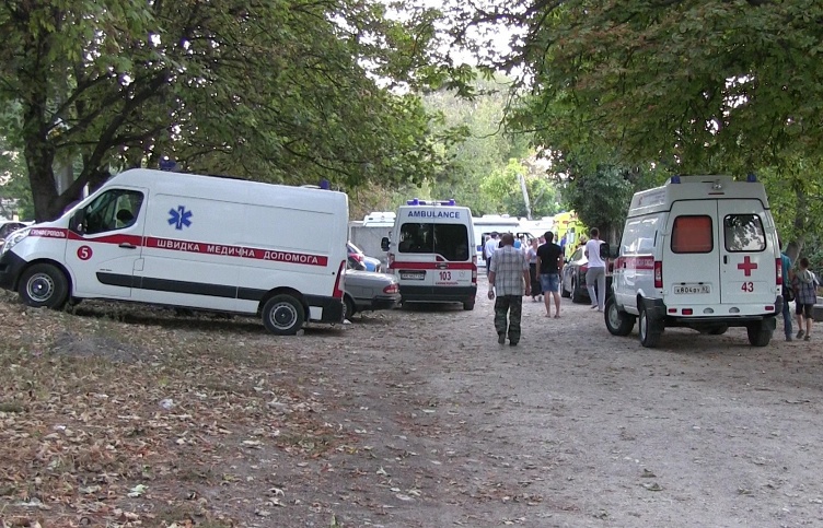 На козырьке подъезда высотного дома в Краснодаре обнаружено тело 30-летней женщины