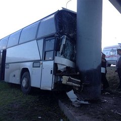 Заказной автобус с двумя водителями влетел в опору моста