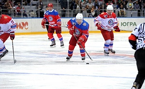Путин выходит на лед и забрасывает шайбу в ворота соперников