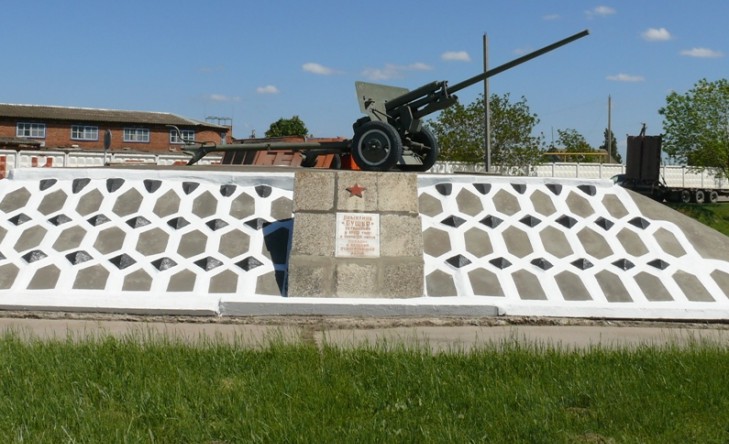 В канун годовщины Победы энергетики реставрировали памятник героям войны