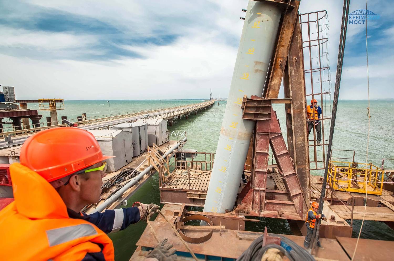 Началось сооружение Керченского моста на морских участках