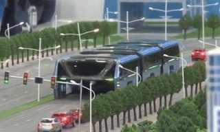 Самый крупный в мире автобус начнет перевозить в Китае пассажиров