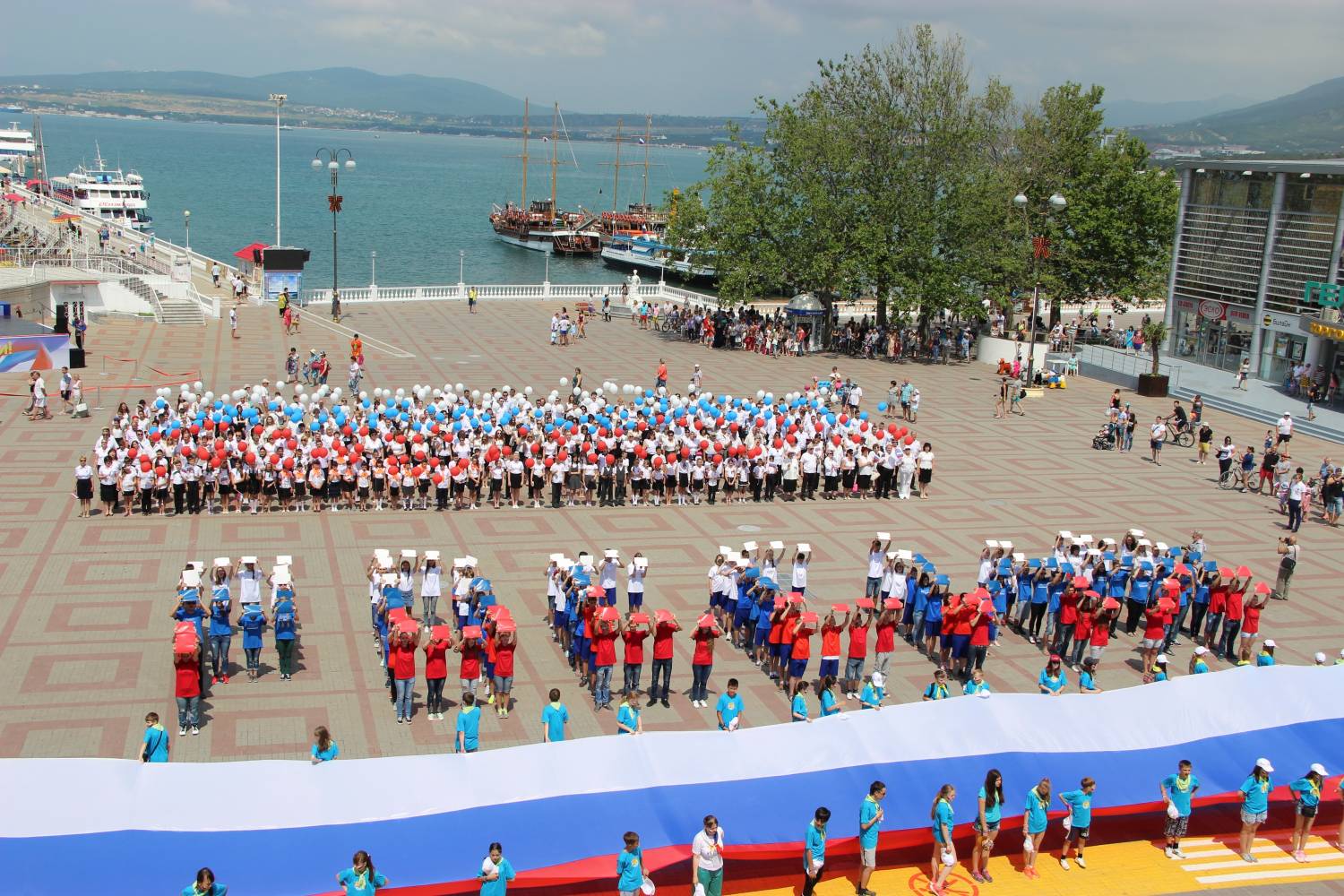 Массовое исполнение Гимна РФ открыло в г. Геленджике празднества, посвященные Дню России