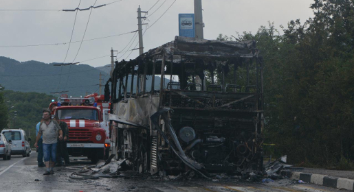 Полутораэтажный туристический автобус Севастополь – Краснодар сгорел на трассе в КрымуФОТО