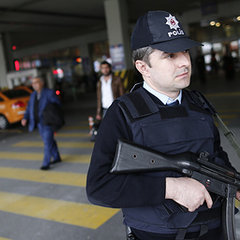 В аэропорту Стамбула в результате двойного теракта погибли 10 человек
