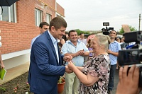 А. Алексеенко вручил гражданам из аварийного жилья ключи от новых квартир