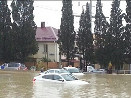 В Сочи из-за дождей река Херота затопила ж/д вокзал, аэропорт не работает