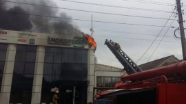 Девяносто пожарных тушили пожар на складе электротоваров на улице Российской в Краснодаре