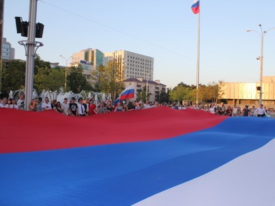 Полотнище Государственного Флага РФ размерами 20 на 13 м развернуто в Краснодаре на Театральной площади