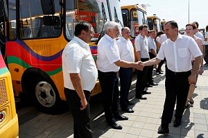 Специальные автобусы вручил сегодня директорам школ губернатор Кубани