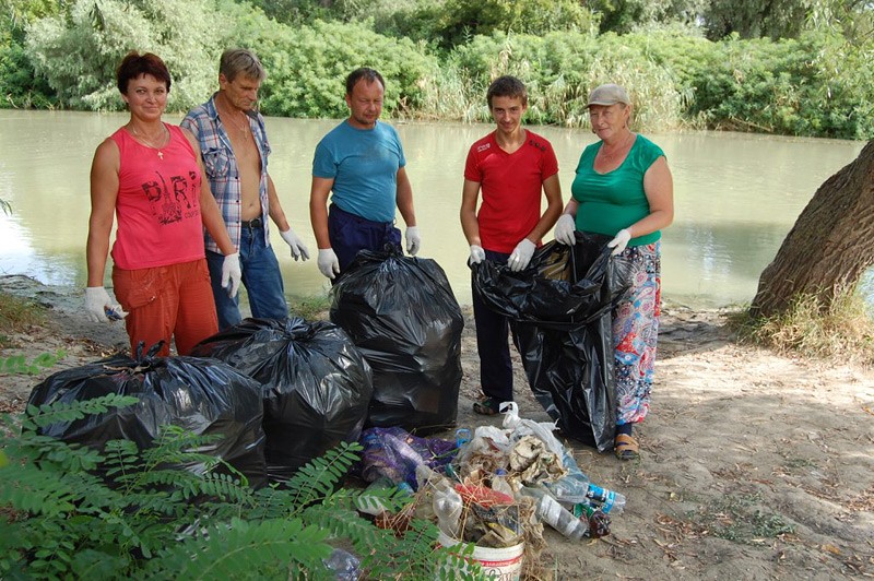 На Тамани работники водоканалов очистили берега реки и лимана
