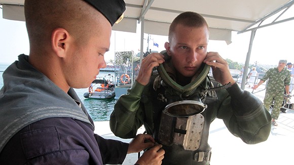 Отряд боевых аквалангистов возьмет под охрану Керченский мост на Крым