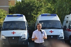 Ключи от новых автомобилей «скорой помощи» вручил Вениамин Кондратьев главврачам муниципальных больниц