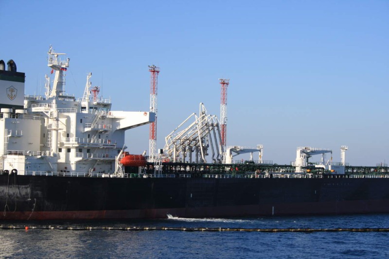 Перевалку нефтепродуктов из зарубежных портов переориентируют в порты РФ